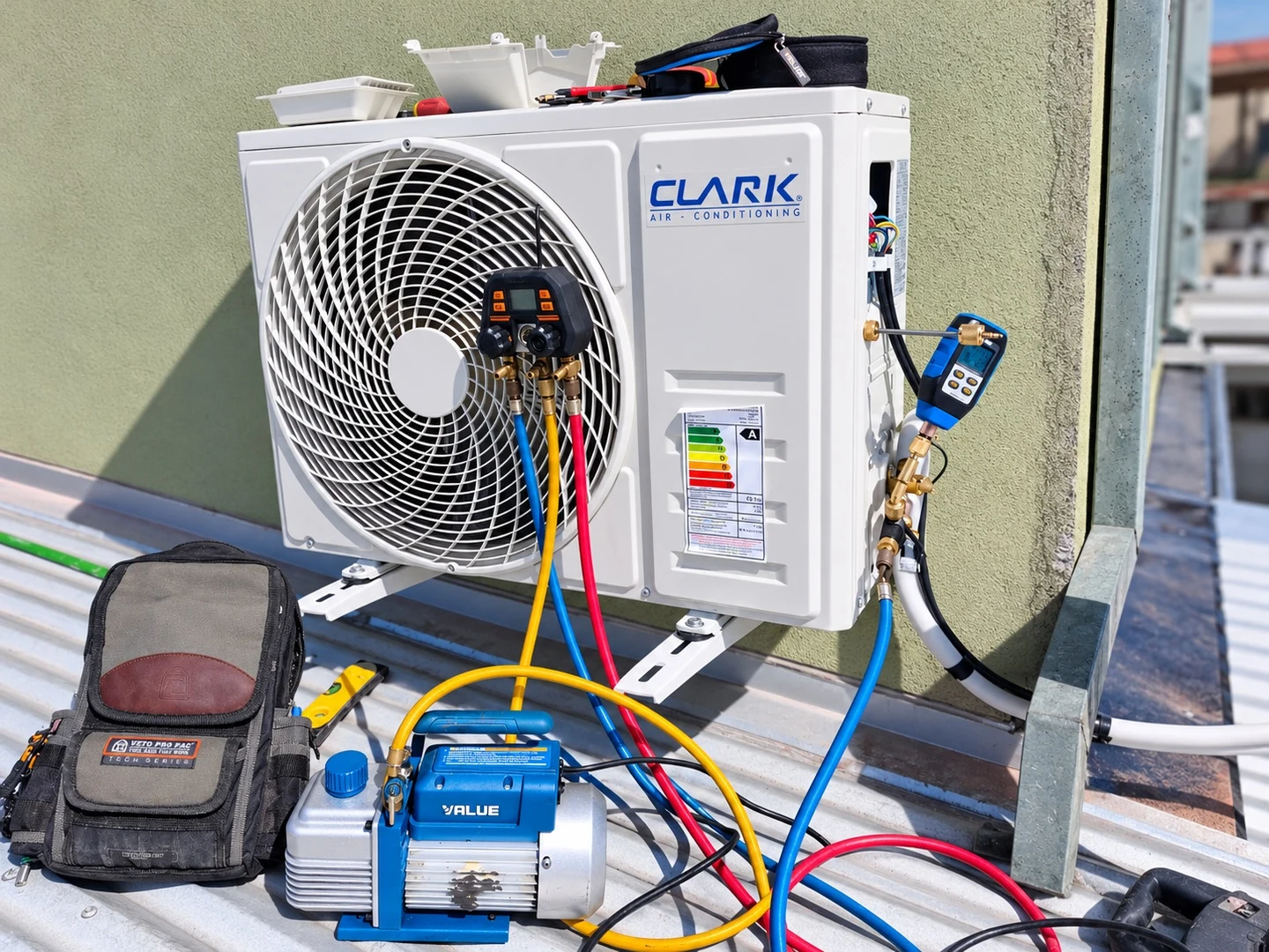 Unidad exterior Clark con manómetros digitales y bomba de vacío durante una mantención