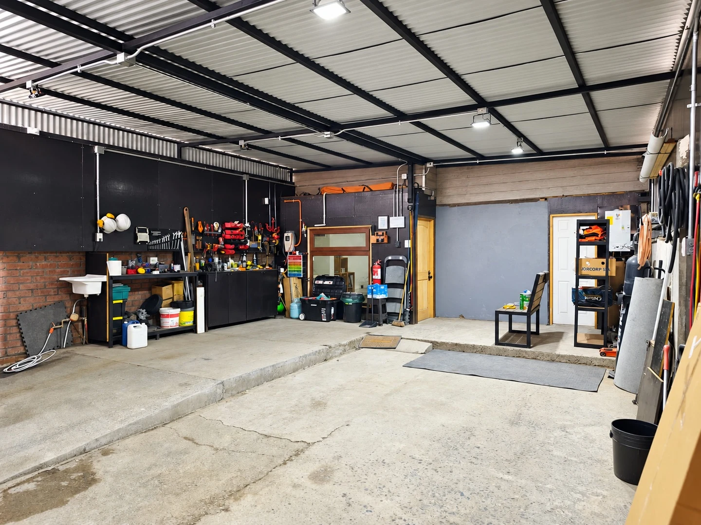 Interior del taller con panel de herramientas y zona de trabajo